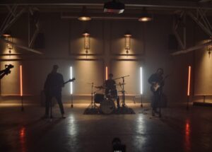 Vino el Viernes presenta  “A la espera”