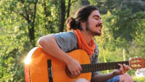 Ragnar Behncke nos sumerge en un nuevo manifiesto introspectivo con su single “Quizás”