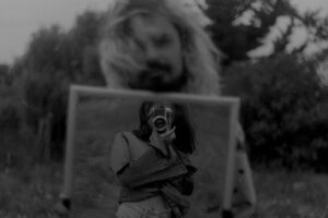 Tomás Müller explora los significados de lo analógico en su nuevo single “Espejo”