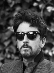 Escucha “Sigo Temblando”, el nuevo sencillo de El Dependiente