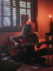 Gianna Sotera presenta “Anónimo” para la serie de Netflix “Madre Sólo hay Dos”.