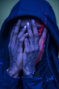 ¡Descubre todo lo nuevo que el rapero REKE tiene para ti!