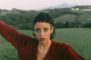 Entra al onírico mundo de Travis Birds con ”Las Cinco Disonante”