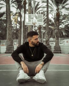 Herz Vela nos propone un poco de optimismo y lo encuentras “Justo aquí”