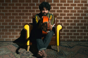 “OJOS NEGROS” es el nuevo single de CHIKI LORA y nos mete el  Reggae en el cuerpo