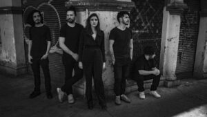 “Stains” es el más reciente single de Béke