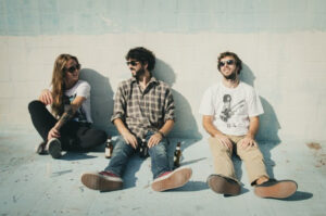 El trío mallorquín PELIGRO! ficha por Subterfuge y debuta con “No voy a parar”