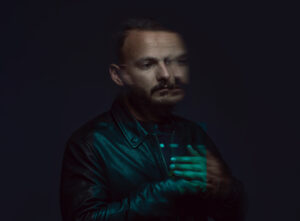 Adriántxu: el artista que retrata las estrellas y los cosmos