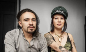 El dúo de colombiano XinniX presenta ‘Quédate’