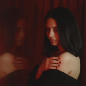 Escucha “vino tinto” de Lauren Sofía