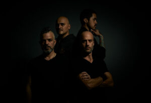 Mástil alza la voz para cantar ‘Nos van a escuchar’