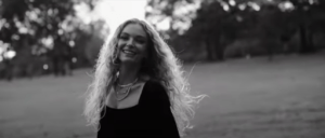 Mira el video “You Don’t Have To” de Sarah Lake