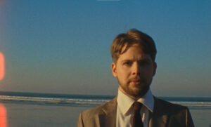 Mira el video “Cigarette” de Charles Like The Prince