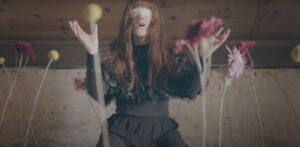 Mira el video “Invisible Strings” de Black Lilys