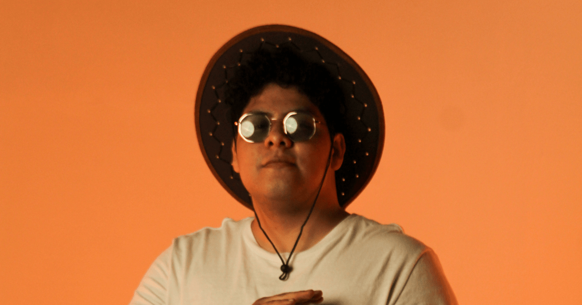  El cantautor salvadoreño Mendoza incursiona en la escena con su nuevo single “Vueltas”