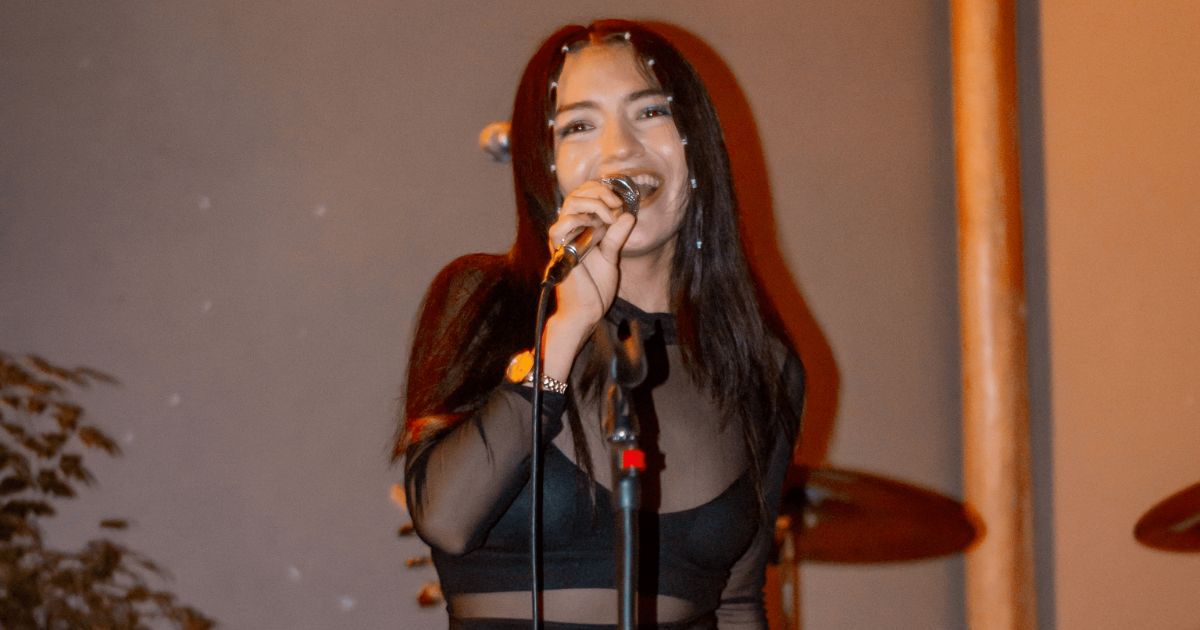  “Convénceme” lo nuevo de la cantautora peruana Clarís