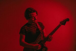 Escucha “GIANT YELLOW EYES” el nuevo álbum de Unkenny Valleys