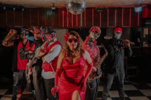 La Calaka abre la pista de baile con las “Puertas del Infierno”