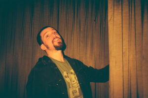 Giack Bazz cambia los escenarios por cámaras más atrevidas: del micrófono al contenido “turbio”