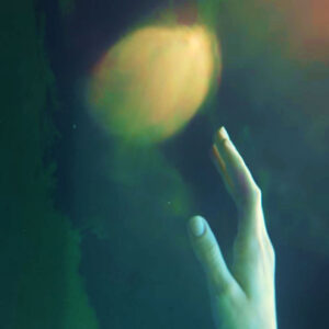 “Serenades”: El nuevo sencillo de Feyleryn que captura el corazón con su Balada Romántica