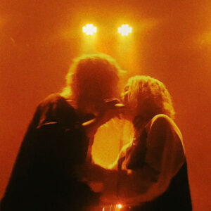 flora cash explora el amor y la vulnerabilidad en “behind every beautiful thing”