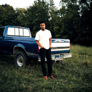 Dax explora sus demonios en su nuevo sencillo “Lonely Dirt Road”