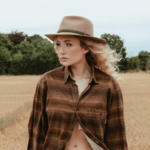 “Red Flag” de Janet Devlin: Un Himno a la Honestidad en las Relaciones