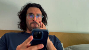 MAUMAUMAU y la ironía del amor moderno en su nuevo video musical