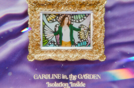 “Isolation Inside” de Caroline in the Garden: Un Himno Art-Pop sobre el Amor y la Soledad