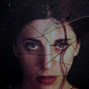 Voces de Empoderamiento, Desamor y Reflexión: Cuatro Canciones que Trascienden Géneros