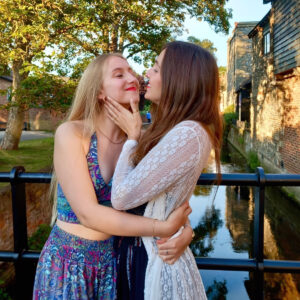 “Sister” de Melina Hazewood: Una celebración de la hermandad y el amor incondicional