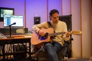 “Instante”: El nuevo single de Maxi Lambert que conecta con el presente