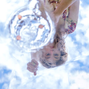 Ava Valianti y su nuevo sencillo “Wishing Well”: La Magia de crecer en el Pop Indie