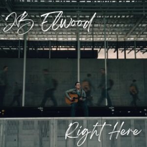 “Right Here”: JB Elwood transforma la vulnerabilidad en un himno de sanación