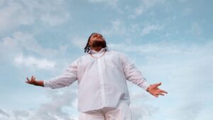 Alfonso Trombón reflexiona sobre lucha y redención en su nuevo sencillo “Solo”