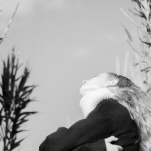 POLI NIKA y “Nothing Belongs to Us”: un viaje musical hacia el amor y la fugacidad