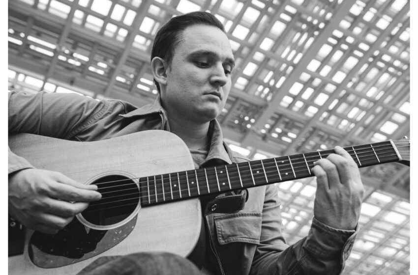  JB Elwood conmueve con “Visiting Hours”, una balada sobre la soledad y el amor ausente