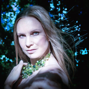 Descubre “Thinning Ice”, el nuevo capítulo del pop electrónico de Aino Elina