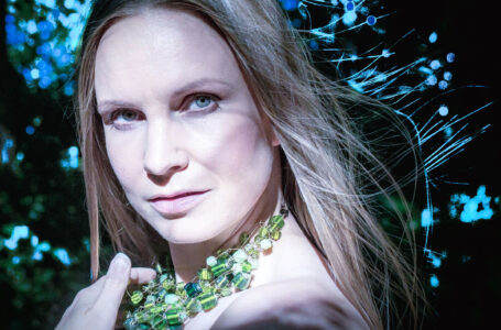 Descubre “Thinning Ice”, el nuevo capítulo del pop electrónico de Aino Elina