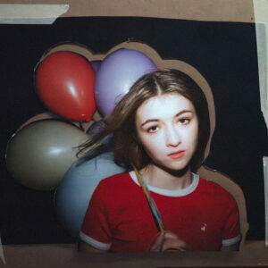 “Distant” de Ava Valianti: pop nostálgico para corazones en crecimiento