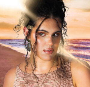 Eva Pagán deslumbra con “In The Mirror”: fusión de pop latino y electrónica