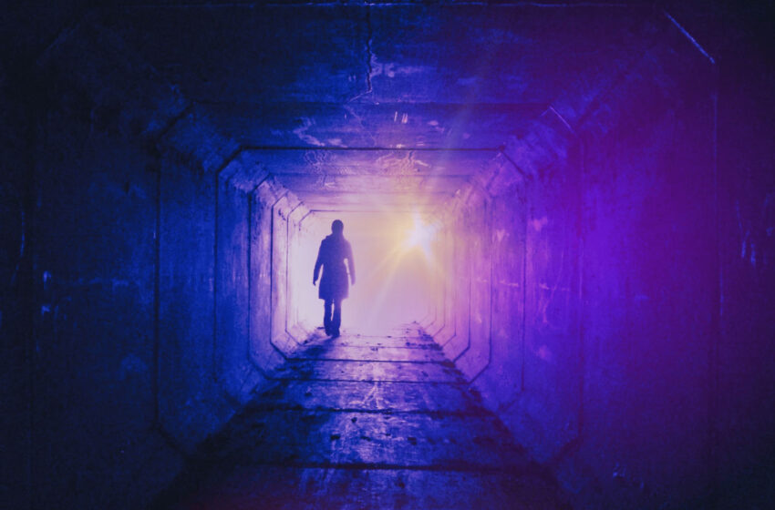  Indie pop francés que inspira: resiliencia y luz en “Shining Far Away” de The Domi