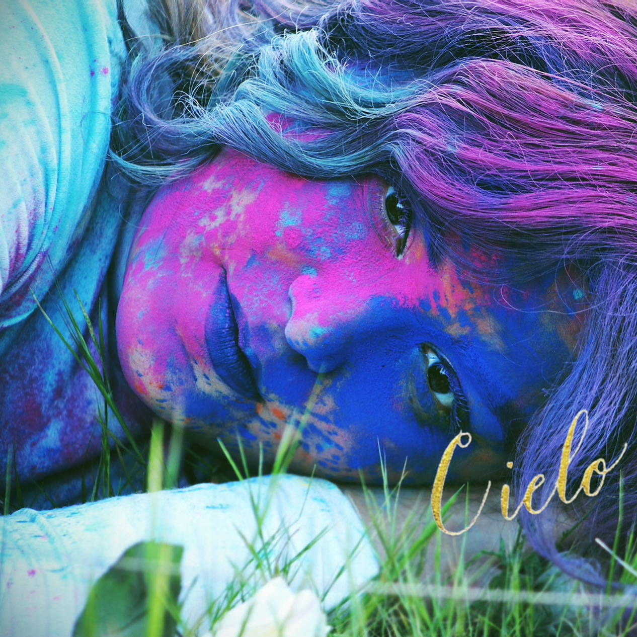 “Cielo” de Reina Mora: Explorando el deseo y el amor duradero en un EP íntimo y poderoso