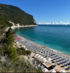 “Arrivée à la Plage” de Edditter: Un verano retro con espíritu moderno