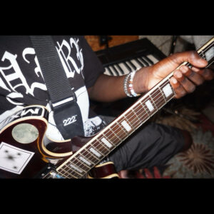 Amor, Resiliencia y Conexión: 4 Canciones que Hablan al Corazón