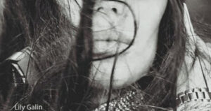 “Tell me what’s your story” de Lily Galin: resiliencia hecha canción