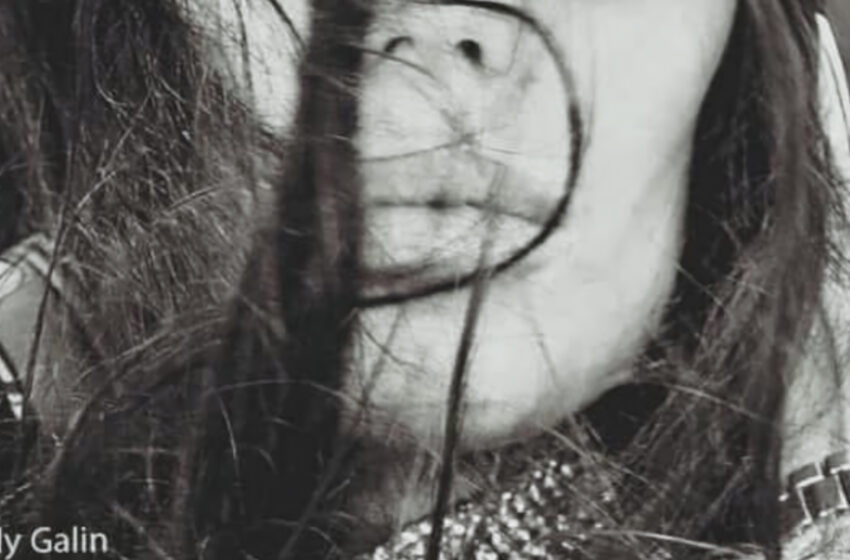  “Tell me what’s your story” de Lily Galin: resiliencia hecha canción
