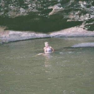 “Loneliest at Best” de RIOT SON: debut cargado de melancolía y fuerza