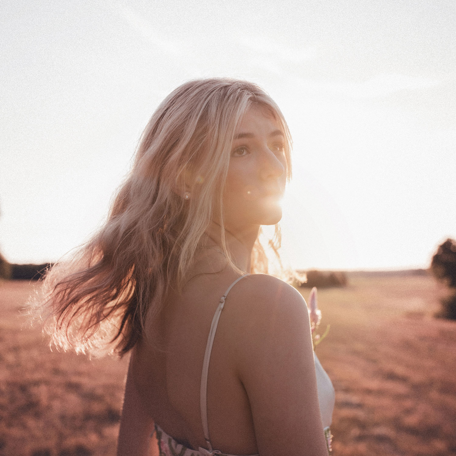 “Running on Empty” de Ava Valianti: La nostalgia hecha canción en una voz prometedora