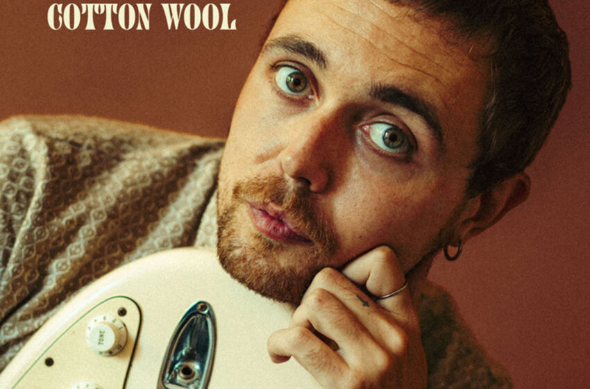  Cal Lynn y la nostalgia indie detrás de “Cotton Wool”